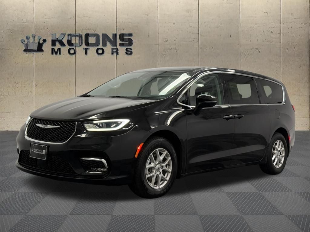 2024 Chrysler Pacifica Touring L in Diamond Black Crystal Pearlcoat — front three-quarter view