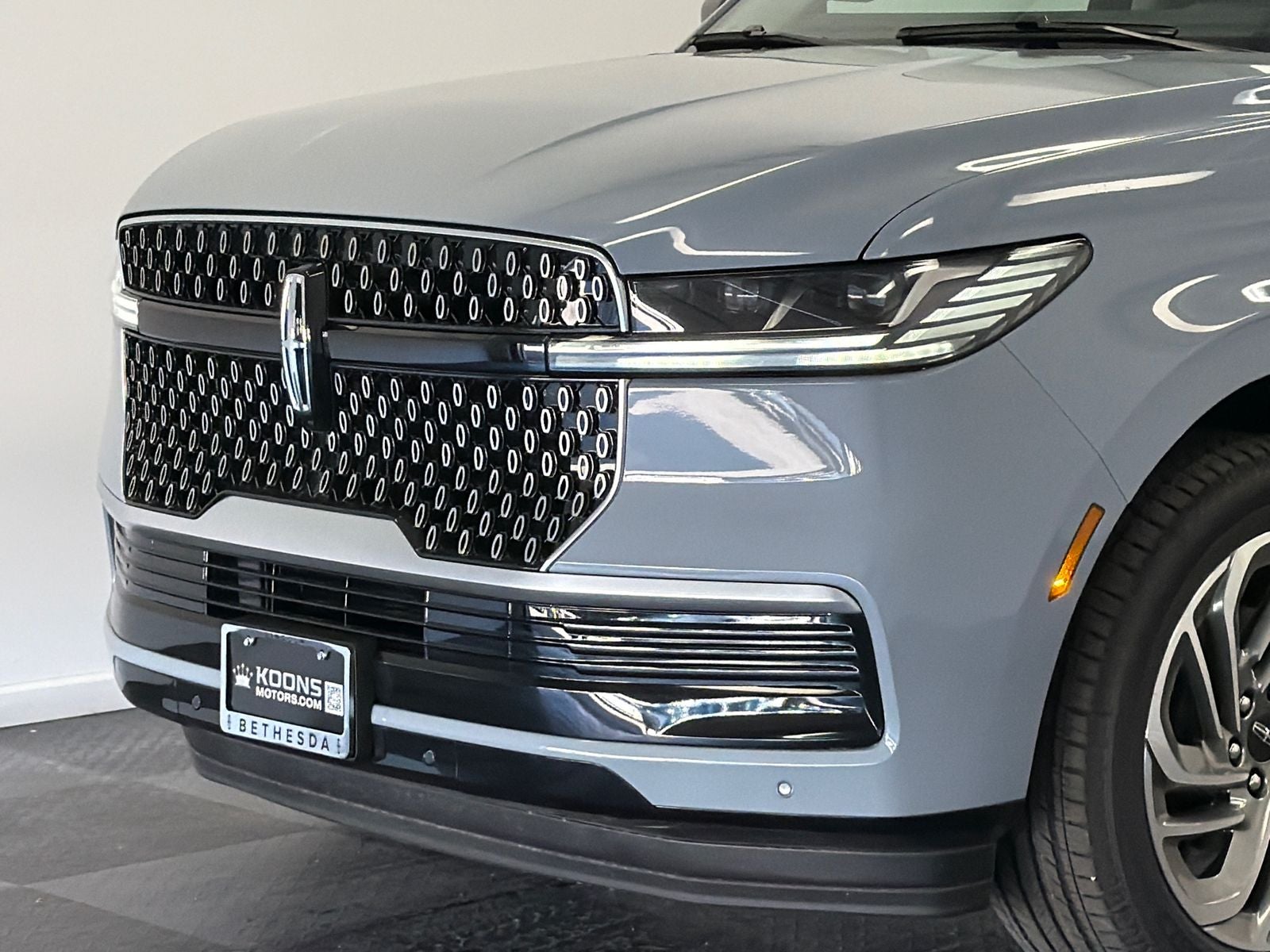 2026 Lincoln Navigator — side profile view