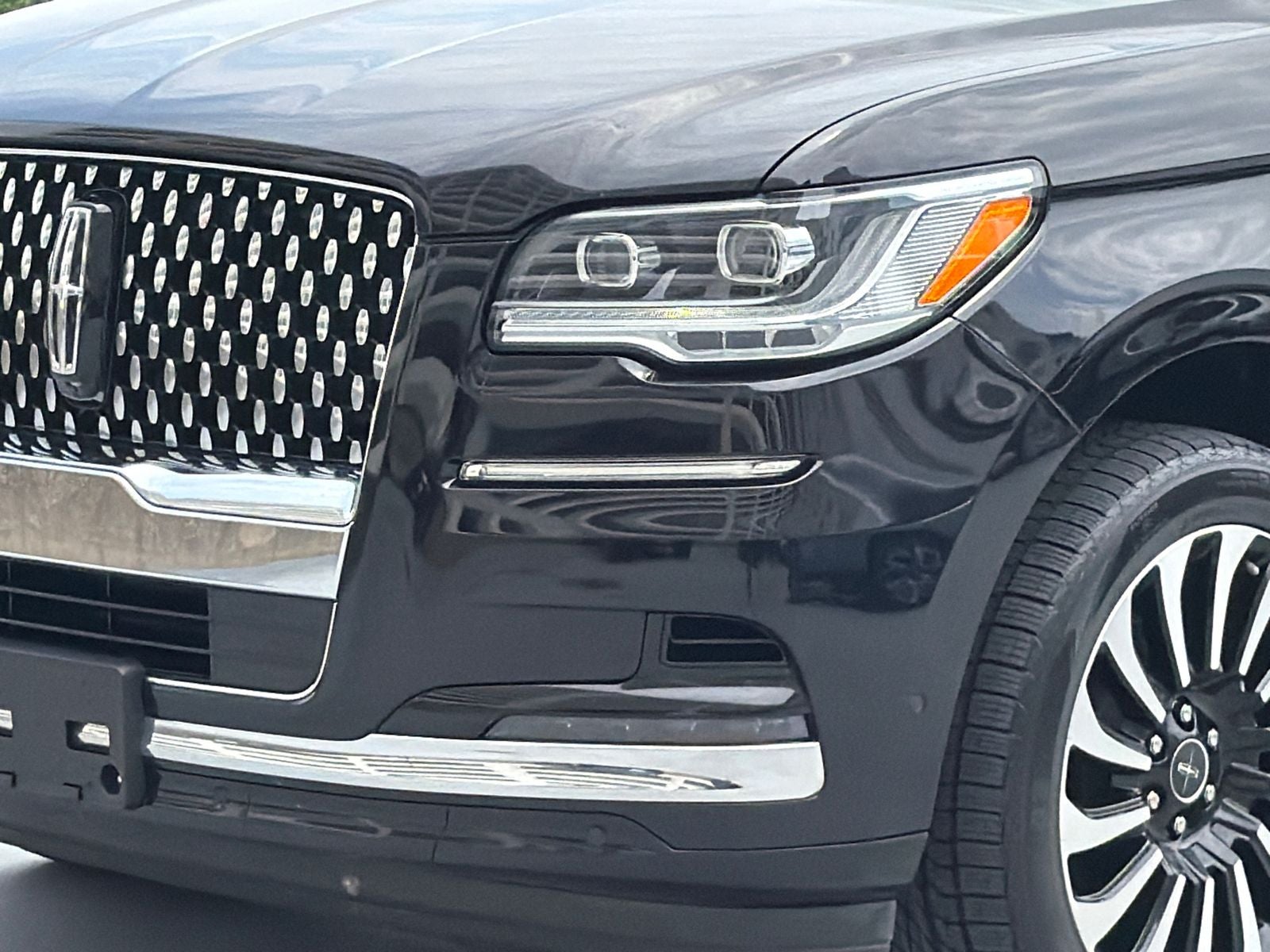 2022 Lincoln Navigator — side profile view